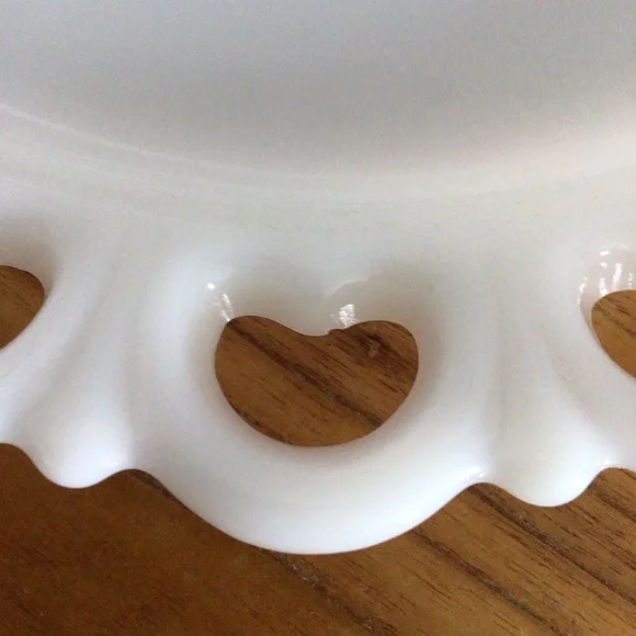 Vintage White Milk Glass Heart Trim Round Cake Plate Platter - Picture 5 of 5